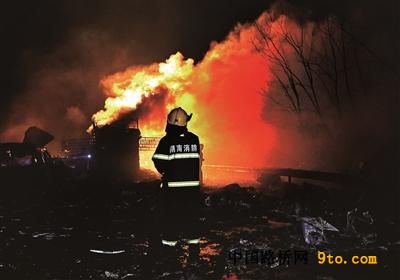 湖南高速爆炸事故致5死21伤 现场炸出大坑(图)