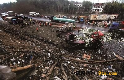 湖南高速爆炸事故致5死21伤 现场炸出大坑(图)