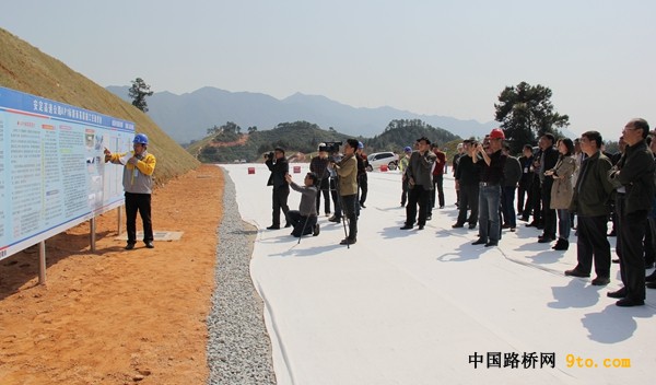 省厅观摩团听取AP1标负责人汇报2_副本