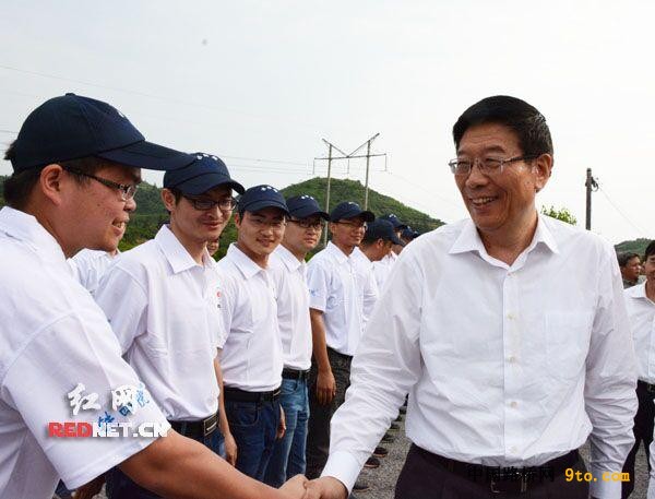 徐守盛看望铁路建设者代表。