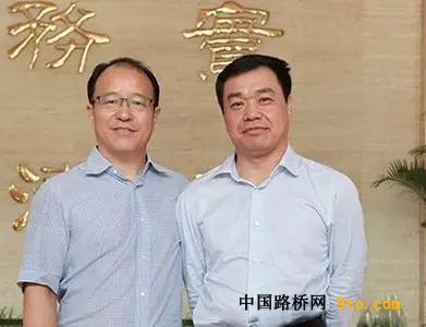 8月3日，原局长张德华（左）、新局长吴德金（右）合影，公路局完成新老局长工作交接