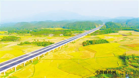 江罗高速道路两侧风景秀丽，通车后江门至罗定车程将缩短约60公里。