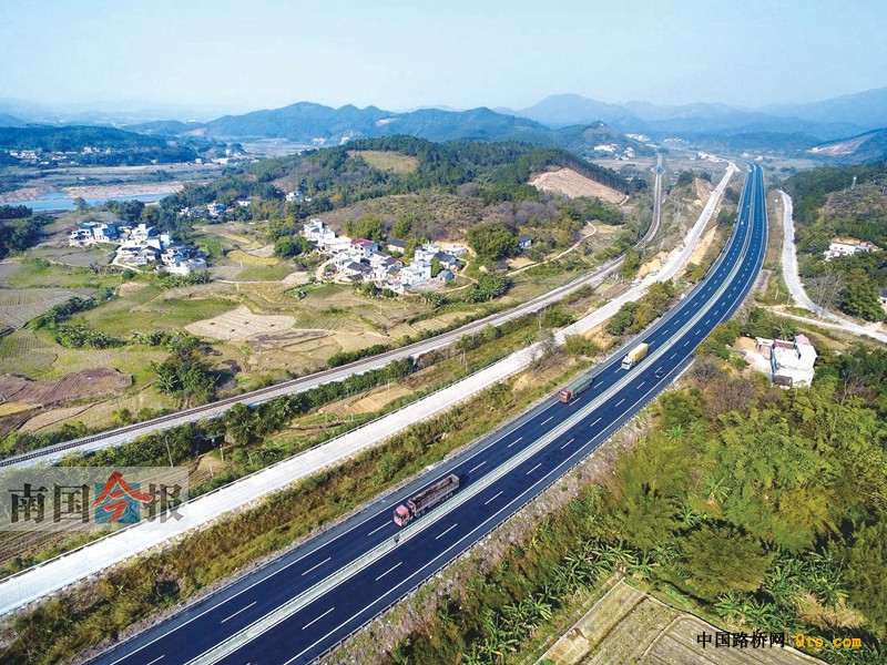 沥青路面铺设完毕 桂柳高速&ldquo;颜值&rdquo;大大提高(图)