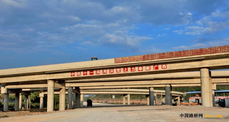 图3、资兴高速跨国道桥