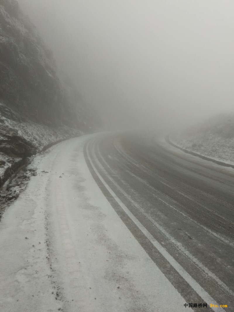 图1、雪天运输道路。（摄影：鲁小芳）