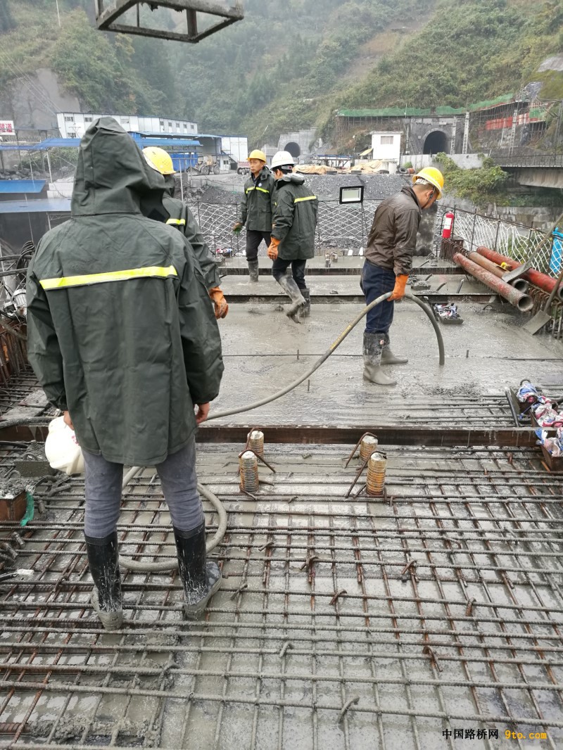 图2、工人冒雨施工。（摄影：鲁小芳）
