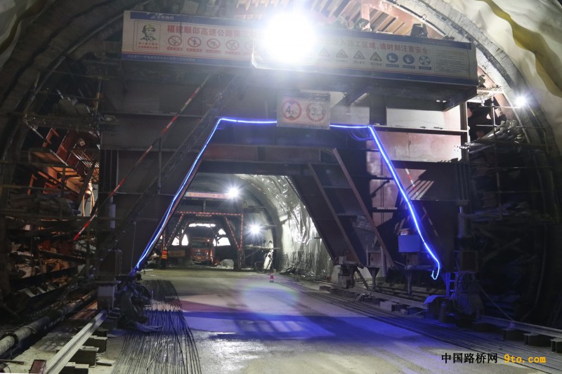 兵团十一师北新路桥福建顺邵高速项目大干隧道顺利贯通