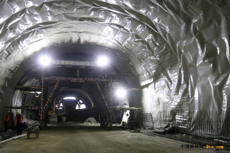 兵团十一师北新路桥福建顺邵高速项目大干隧道顺利贯通 (2)