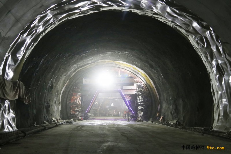 兵团十一师北新路桥福建顺邵高速项目大干隧道顺利贯通 (3)