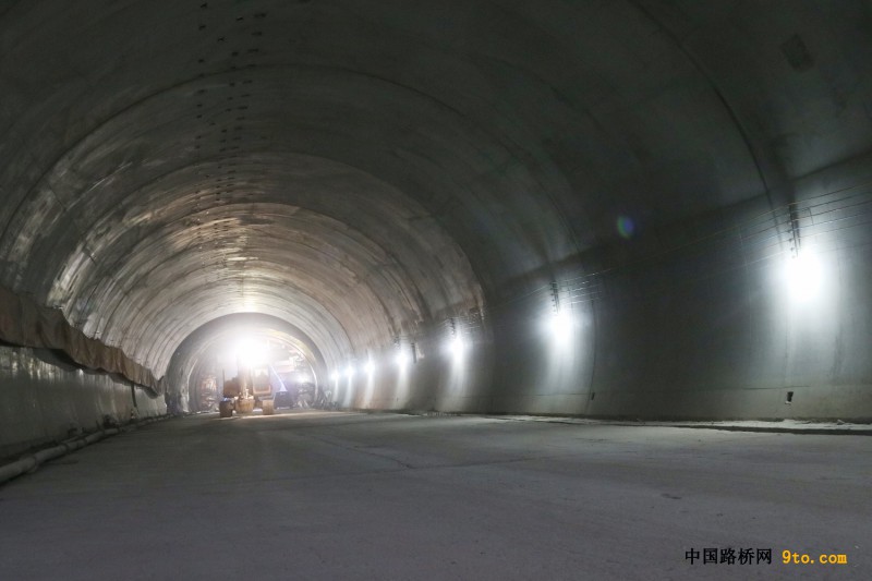 兵团十一师北新路桥福建顺邵高速项目大干隧道顺利贯通 (4)