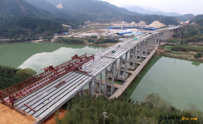 兵团十一师北新路桥福建顺邵高速项目文新大桥最后一片T梁架设完毕