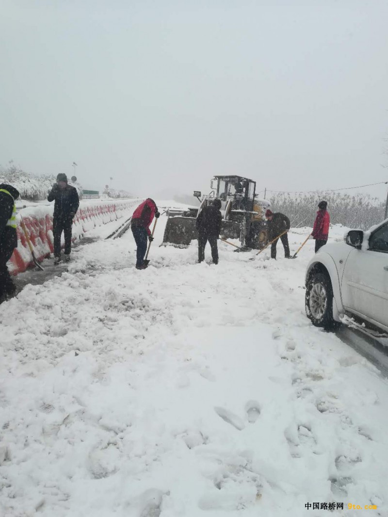 高速公路积雪严重