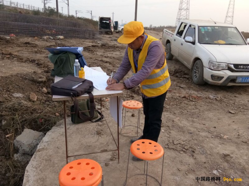 图3：邻近既有线施工无小事，现场登记
