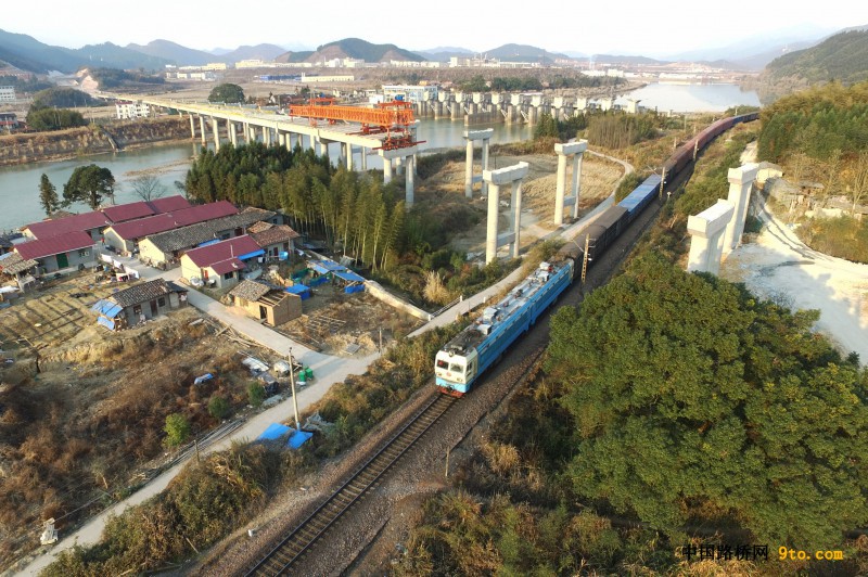 北新路桥福建顺邵高速项目铺前大桥进入跨铁施工阶段