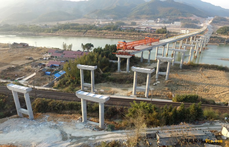 北新路桥福建顺邵高速项目铺前大桥最先进入跨铁施工