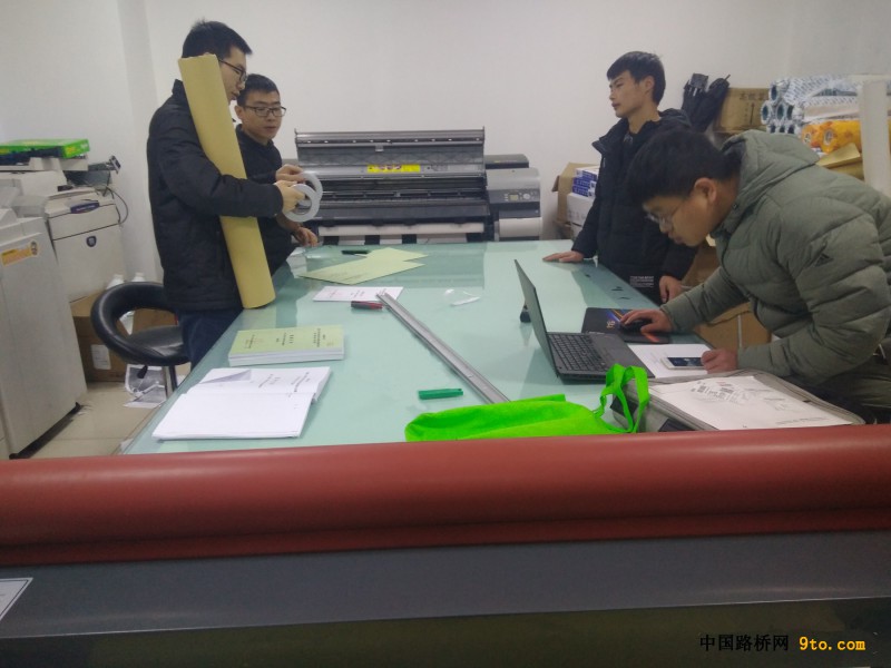 图1、忙碌的编标现场
