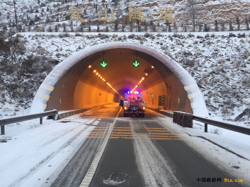 G30线连霍高速公路天定段武山隧道口人工撒融雪剂