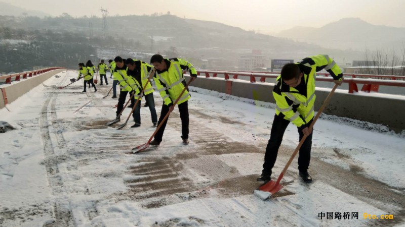 G30线连霍高速公路天水过境段天水南匝道干部职工清理积雪