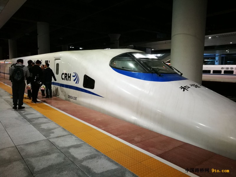 图1、建设者搭乘渝贵铁路始发列车