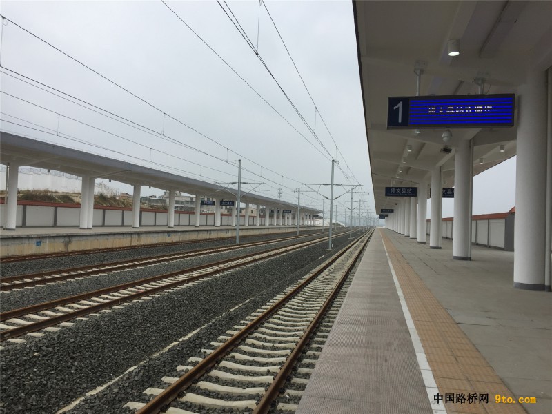 图2、渝贵铁路月台