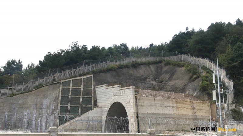 图3、承建的渝贵铁路高寨坝隧道