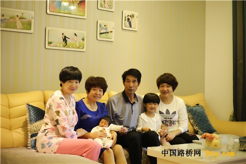 图1、幸福温馨的一家人