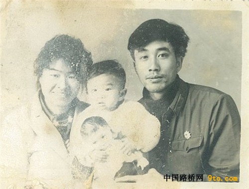 图2、1985年罗东梅的全家福（带女儿到丈夫服役的连队探亲）