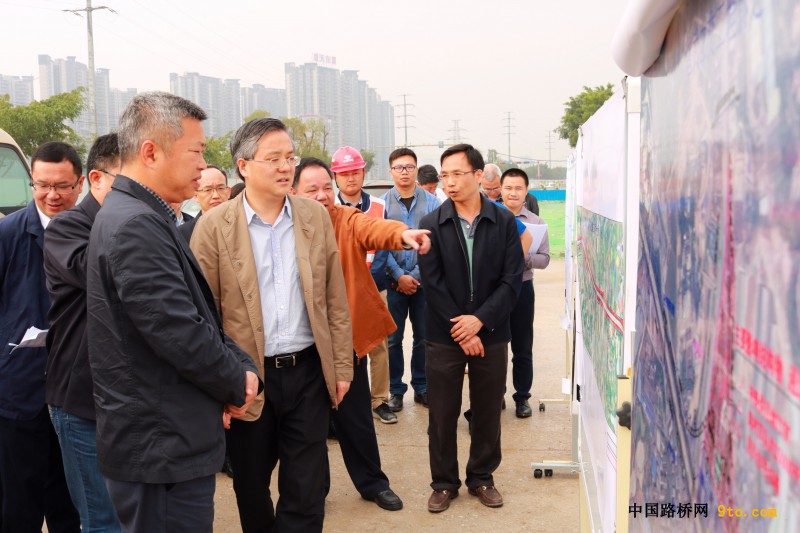 图1、南宁市市长周红波（前排左二）听取征拆进展情况汇报