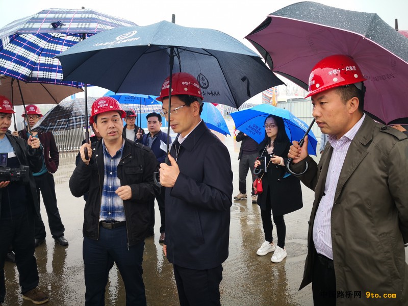 图2、重庆市南川区区长张兴益考察南川综合管廊项目2。（摄影：杨镇豪）