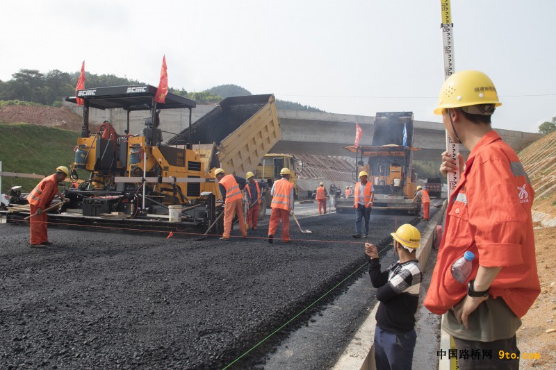 图为北新路桥福建顺邵高速项目路面B2标ATB试验段摊铺现场 （雒焕鼎摄）  