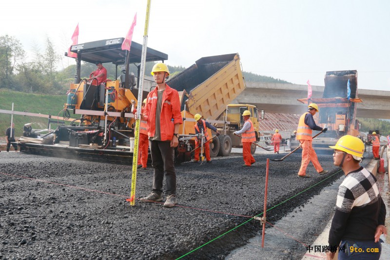图为北新路桥福建顺邵高速项目路面B2标ATB试验段摊铺现场 （雒焕鼎摄） 