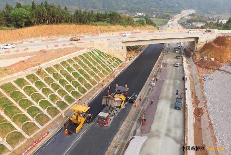 图为北新路桥福建顺邵高速项目路面B2标ATB试验段摊铺现场 （雒焕鼎摄）