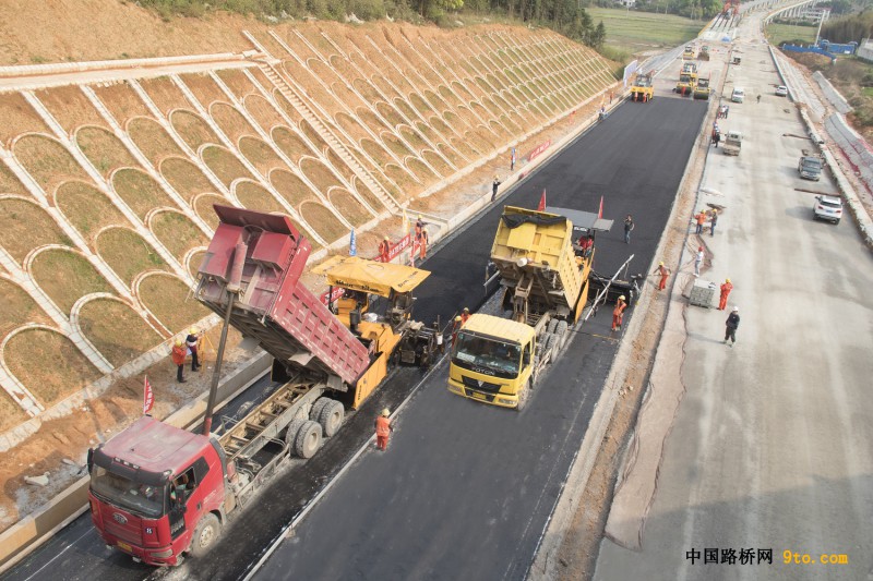 图为北新路桥福建顺邵高速项目路面B2标ATB试验段摊铺现场 （雒焕鼎摄）   