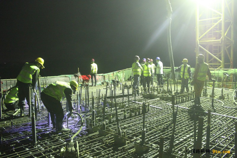 中国铁建二十三局集团一公司枣菏高速第三合同段鱼清河大桥首件0#号块浇筑成功2
