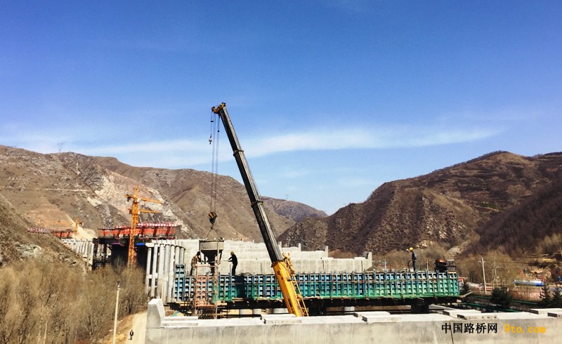 跨铁路高架桥31,32#处35千伏高压线之下,由于西宁市电力公司的线路改