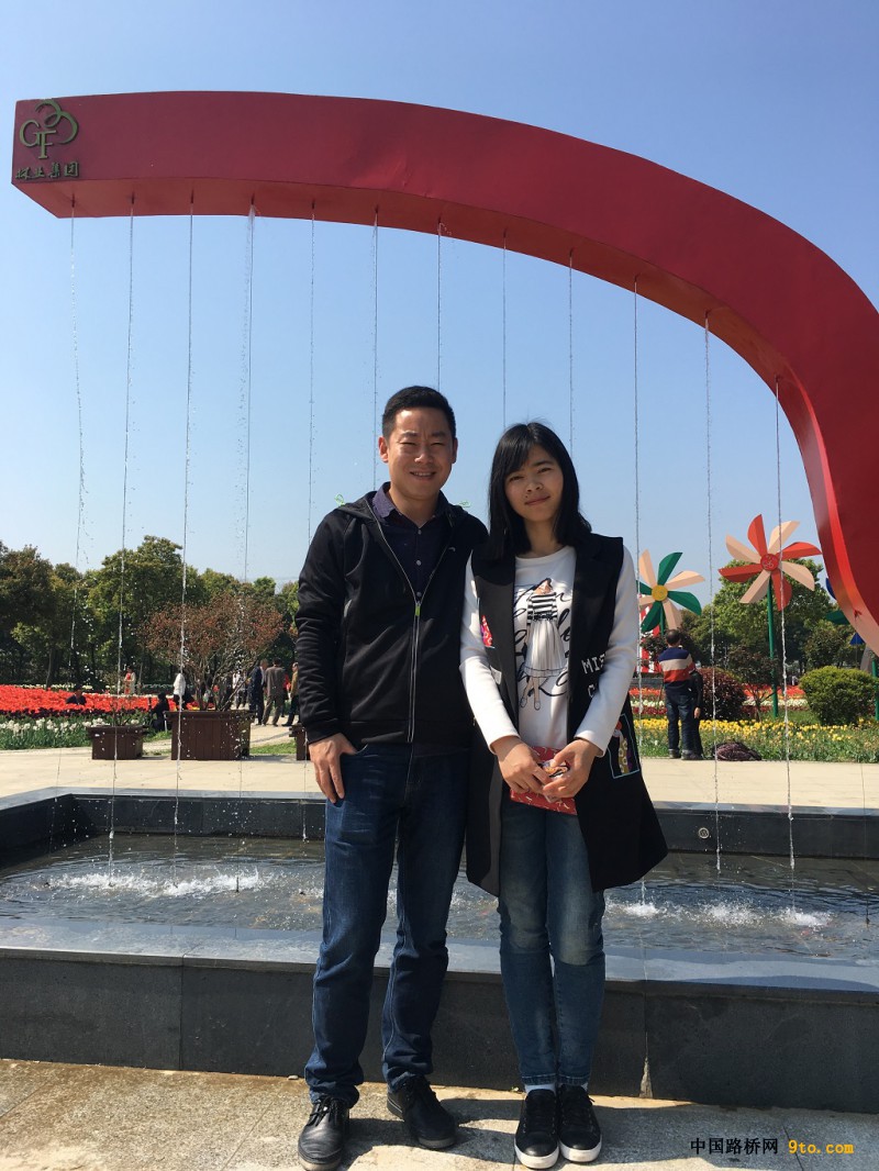 图1、笔者与爱人合影