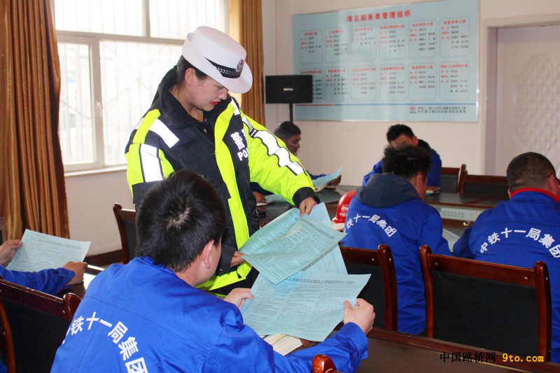 图2、交警为项目职工发放安全行车宣传资料