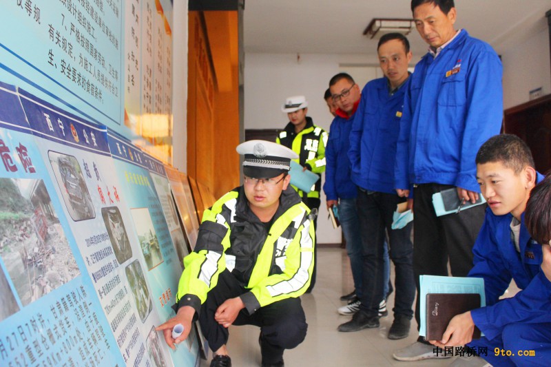 图3、项目职工观看&ldquo;事故展板&rdquo;
