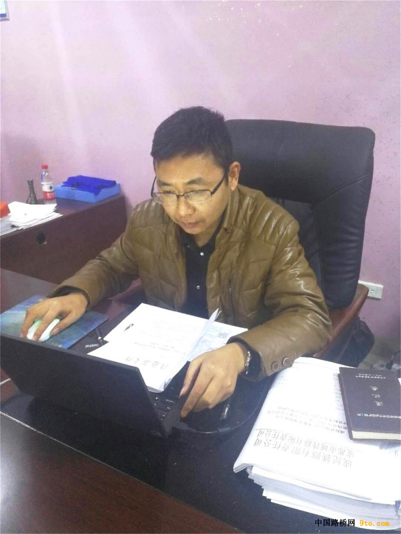 图1、工作中的老弯儿