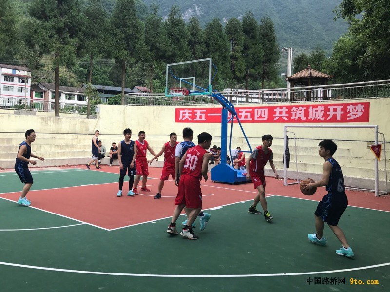 篮球对抗，奋勇拼搏