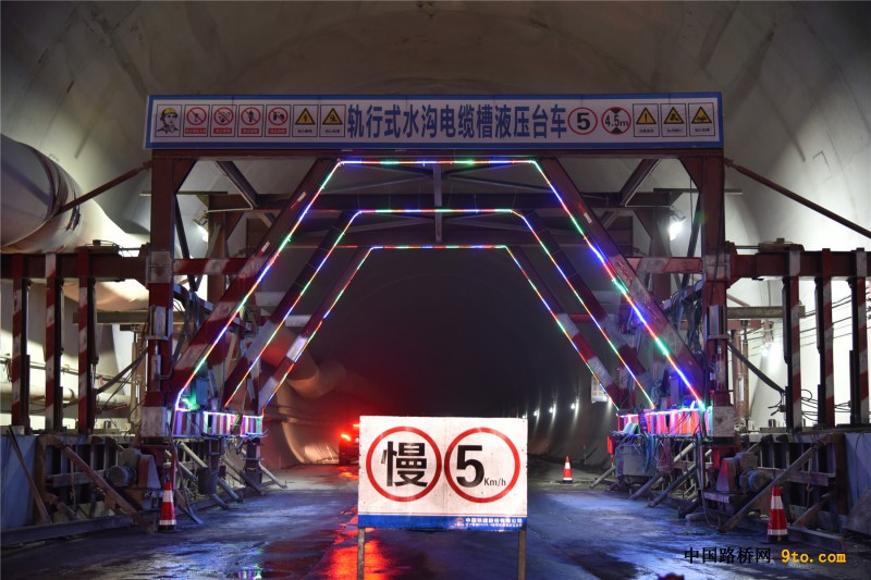 图3、余家山隧道水沟电缆槽台车