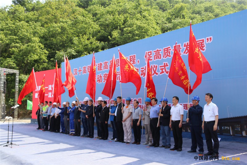 图4、与会领导为共产党员先锋队授旗