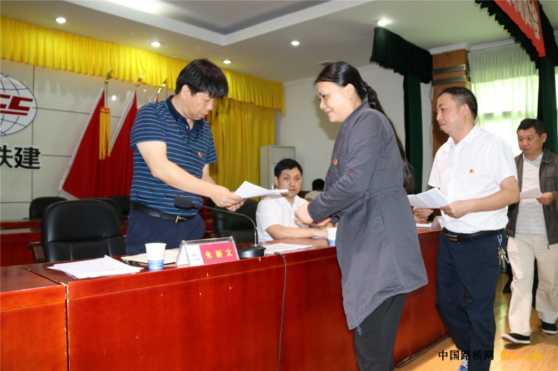 2.递交《廉洁从业承诺书》《廉洁风险预警防控表》