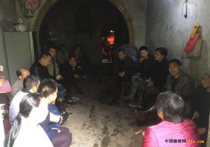 走访村民家中进行政策讲解