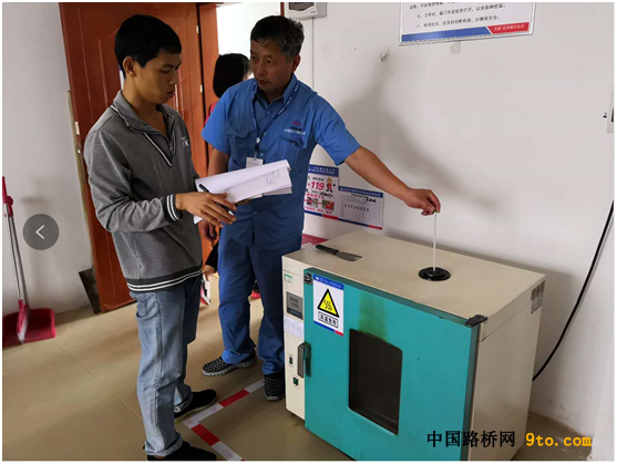 图2：考核组核对试验仪器