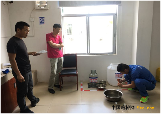 图3：考核组对水泥剂量进行现场实操考核