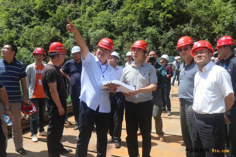 项目总工杜松（左5）向田经理（左6）介绍项目建设情况