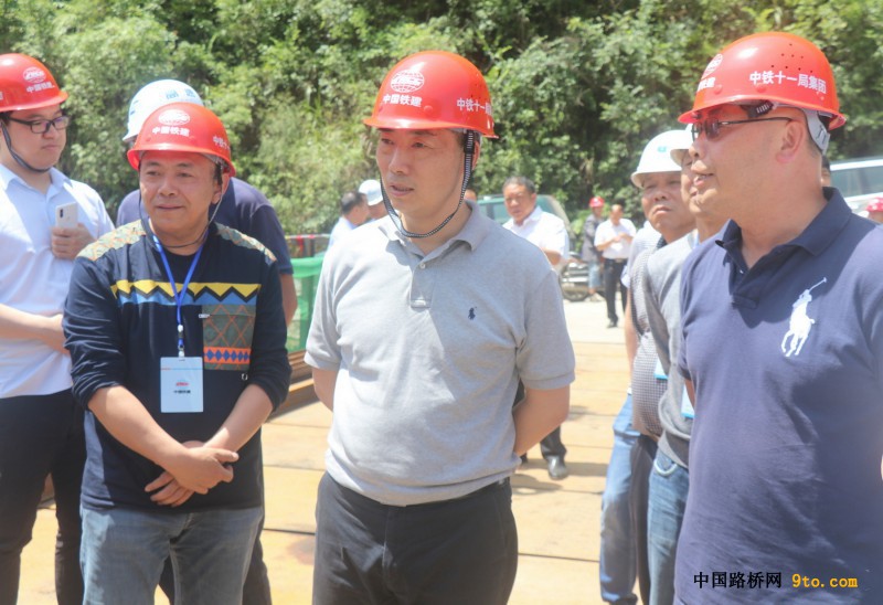 现场听取项目建设情况汇报