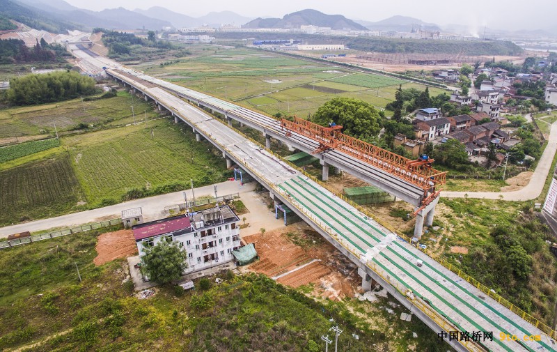 图为：北新路桥福建顺邵高速项目铺前大桥架梁施工现场 雒焕鼎 摄