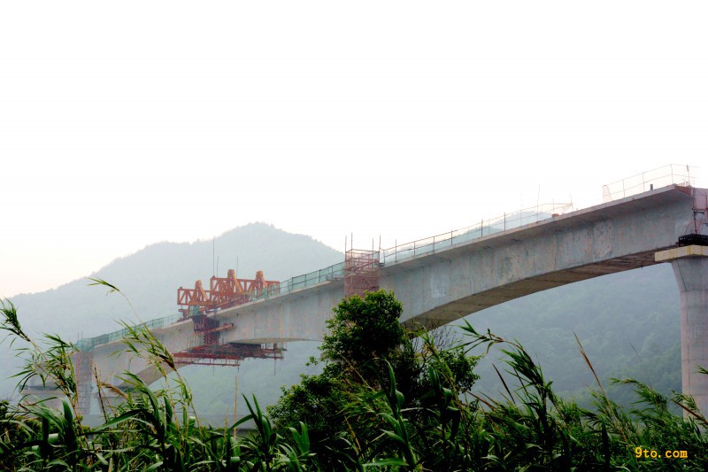 圖1：巖下跨沿海高速公路特大橋首連連續(xù)梁合攏